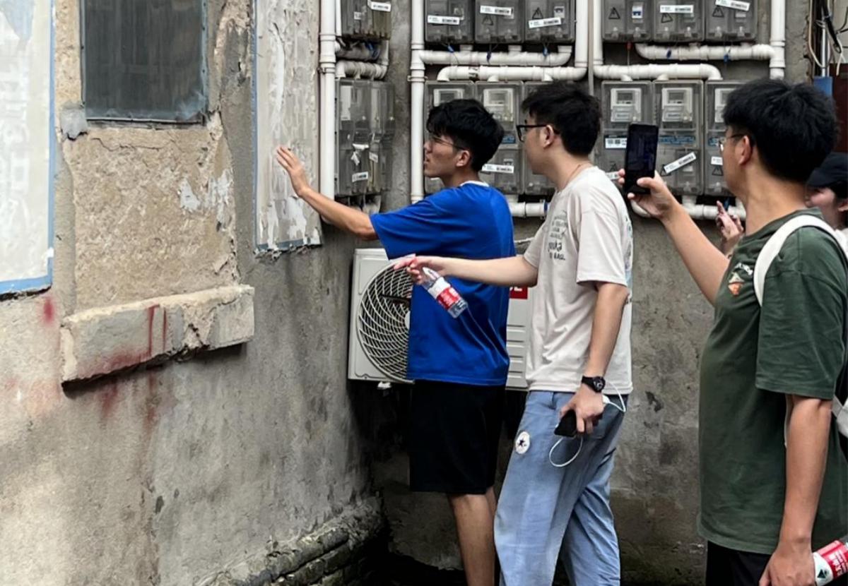 团队成员正在考察陈老巷墙体脱落问题（a樱花福利院免费入口 供图）(1)